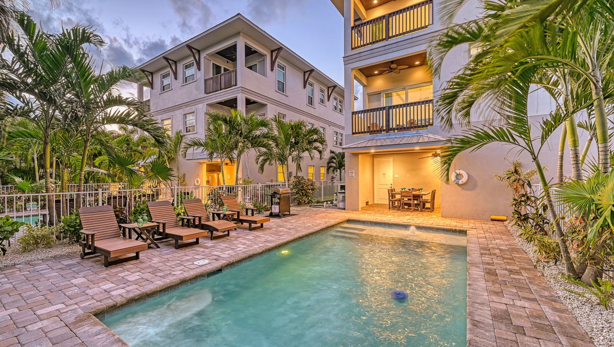 Outdoor Patio / Private Heated Pool - 1032