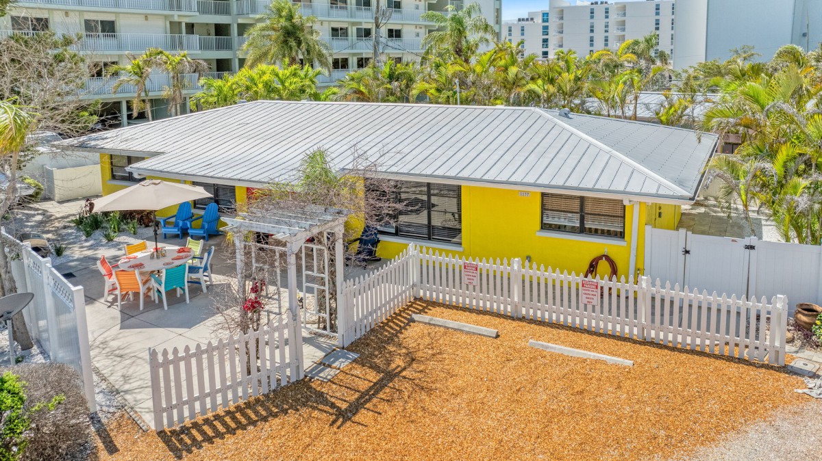 Sol Y Mar spans the full duplex, giving your group space and privacy in one island setting.