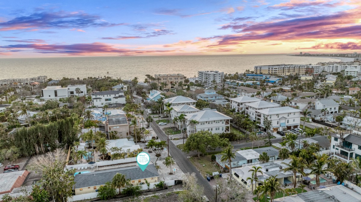 Just a short stroll to Crescent Beach, this cozy cottage is perfectly placed for sunshine.