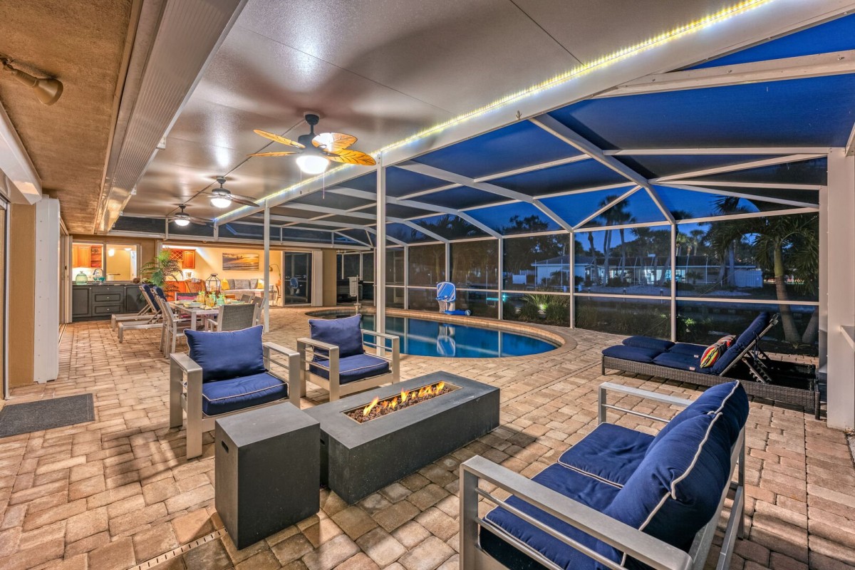 Evenings come alive gathered around the fire, drink in hand, as pool sparkles and the canal waters reflect the sky.