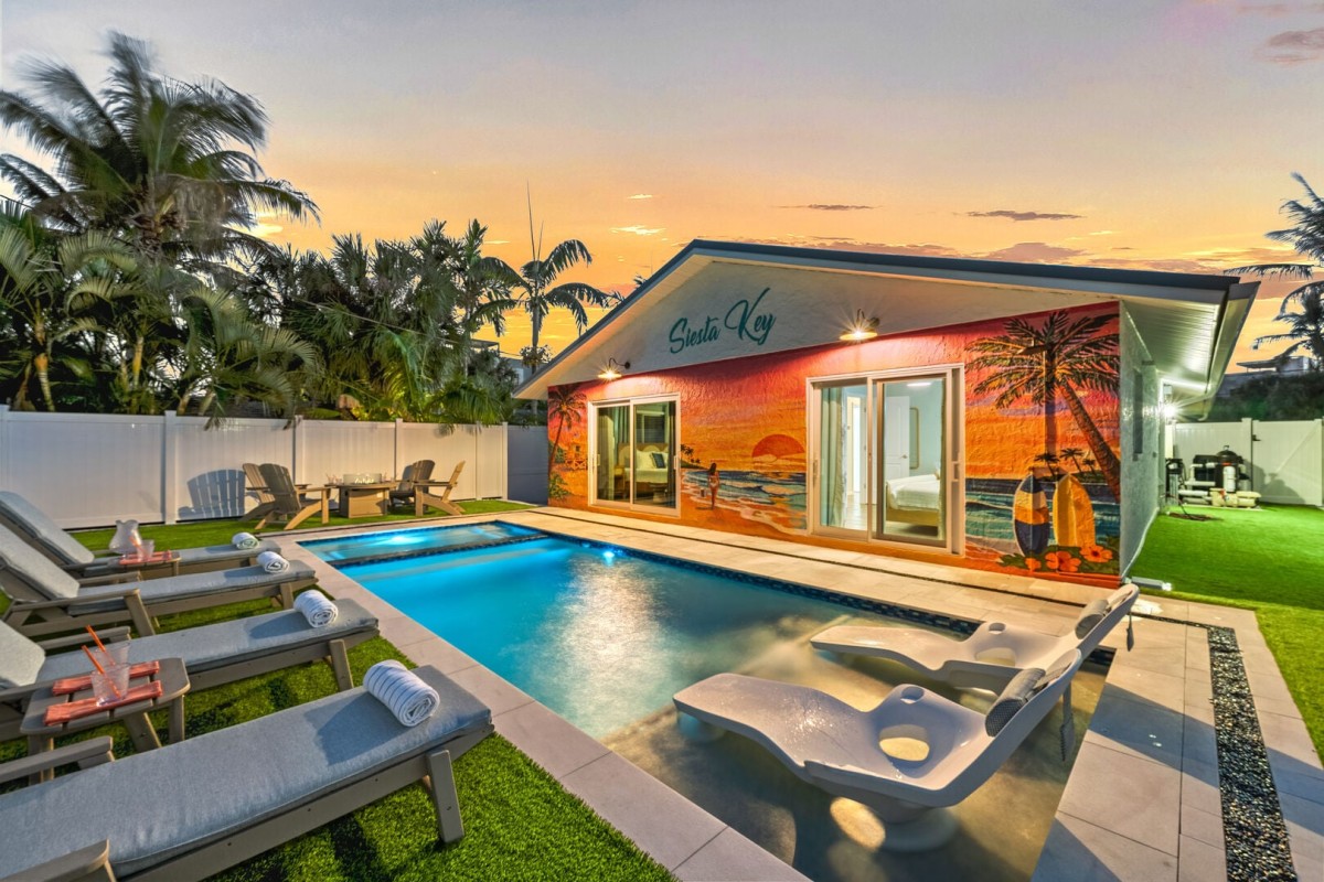 Welcome to Sandy Feet Retreat! Your perfect Siesta Key oasis.